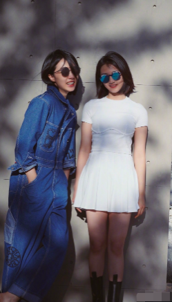 黄磊15岁女儿穿超短裙亮相，与妈妈外出形同姐妹