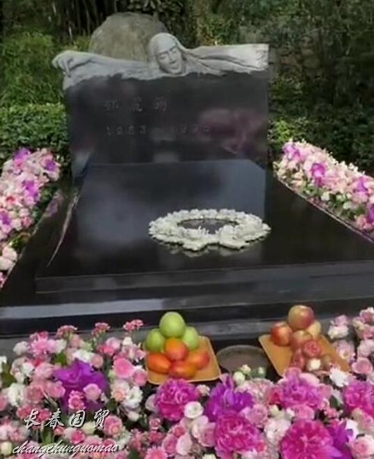 一代天后邓丽君去世26周年，墓地周围摆满鲜花，粉丝留言寄托思念