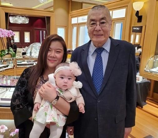 82岁刘诗昆与妻女现身如三代人，为半岁女儿建钢琴学院