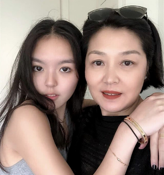 李咏19岁女儿近照曝光，五官清秀颜值高，与妈妈同框亲密贴脸