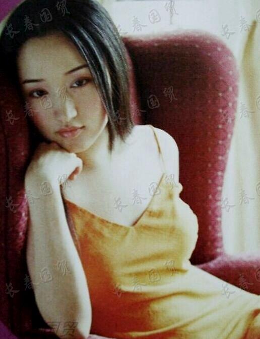 杨钰莹20年前旧照曝光，穿吊带裙尽显性感妩媚