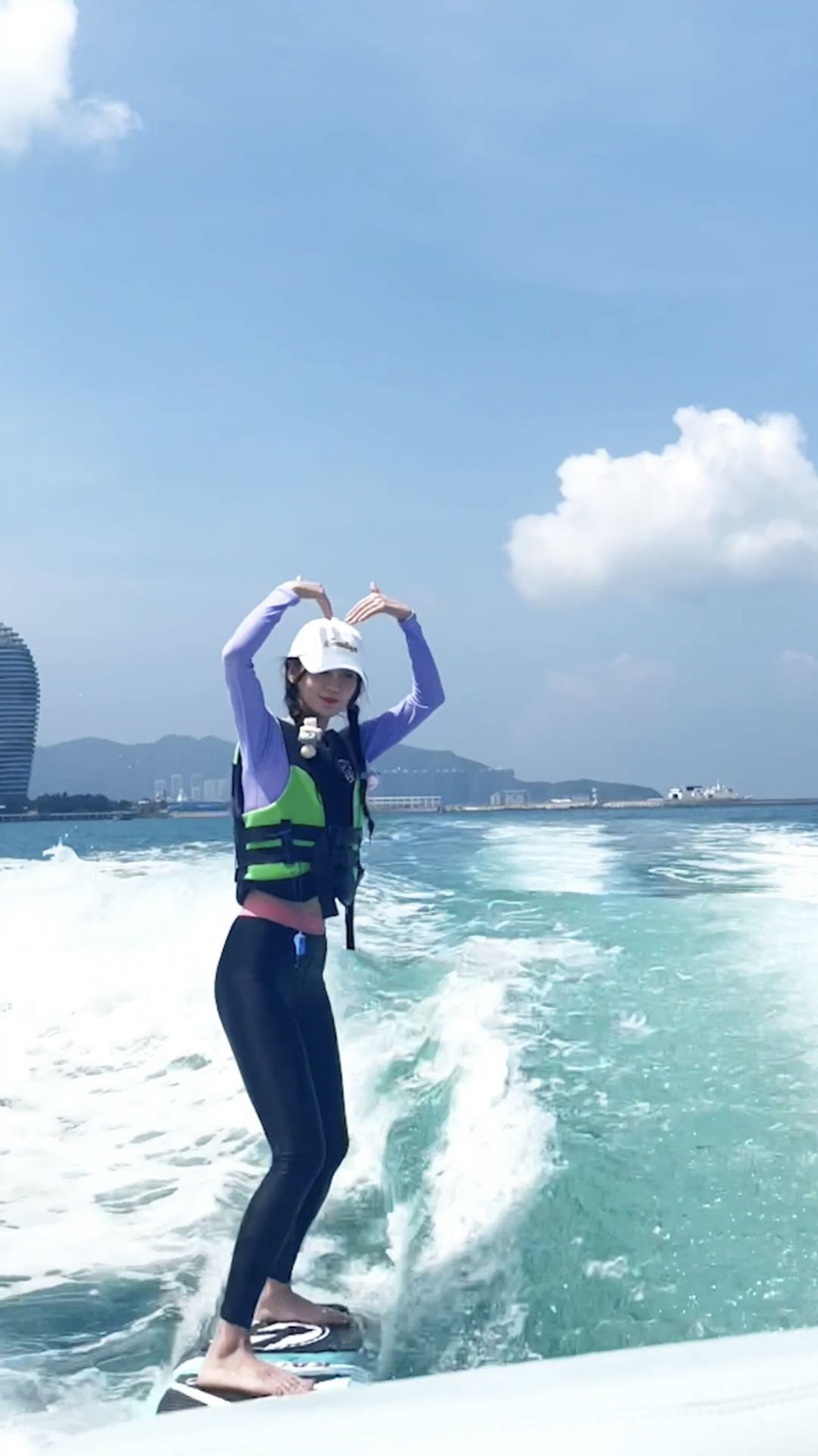Angelababy夏日冲浪视频释出 运动风造型展现好身材