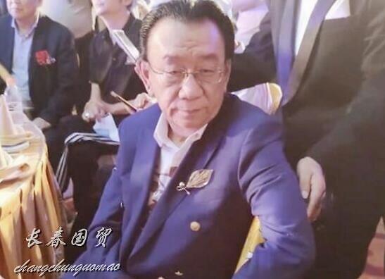 75岁侯耀华出席活动，西装革履状态好，面对男女粉丝态度不同