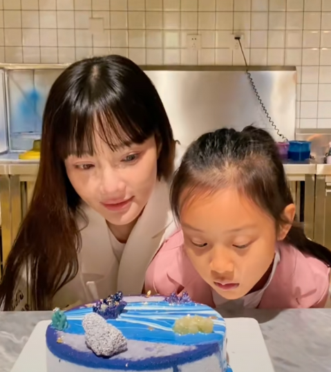 李小璐陪女儿做蛋糕，甜馨五官清秀牙齿明显缺一颗
