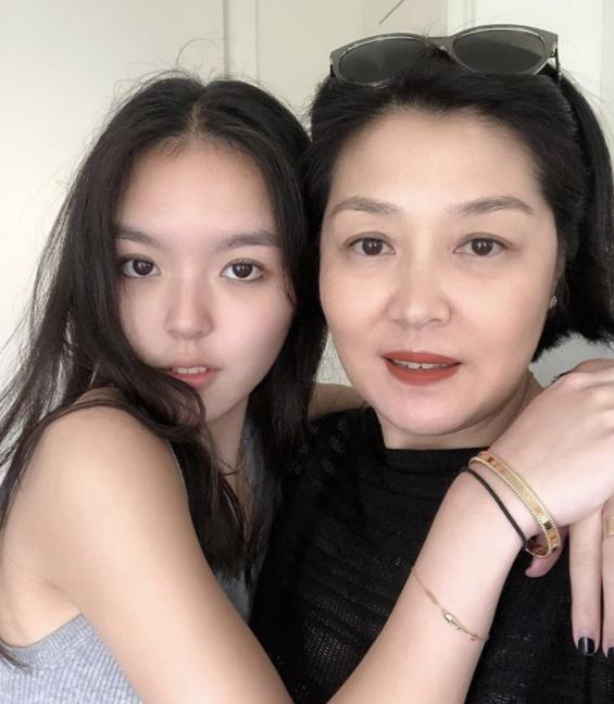 李咏18岁女儿近照变化大，穿背心画眼线气质成熟
