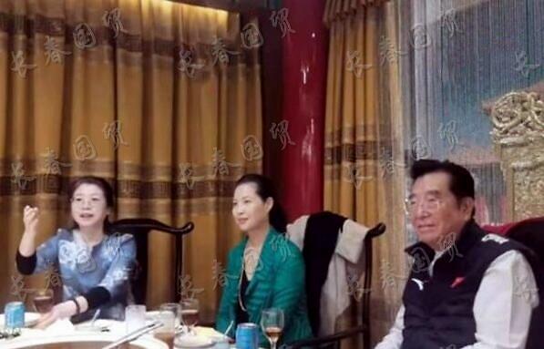 82岁李双江携55岁妻子参加聚会，夫妇相邻而坐无交流