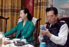 82岁李双江携55岁妻子参加聚会，夫妇相邻而坐无交流