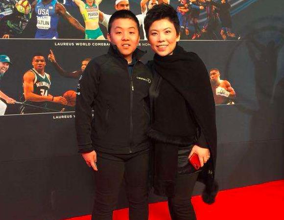 邓亚萍庆祝爱子单打夺冠，15岁儿子高大壮硕比爸还成熟
