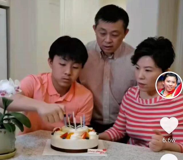 邓亚萍庆祝爱子单打夺冠，15岁儿子高大壮硕比爸还成熟