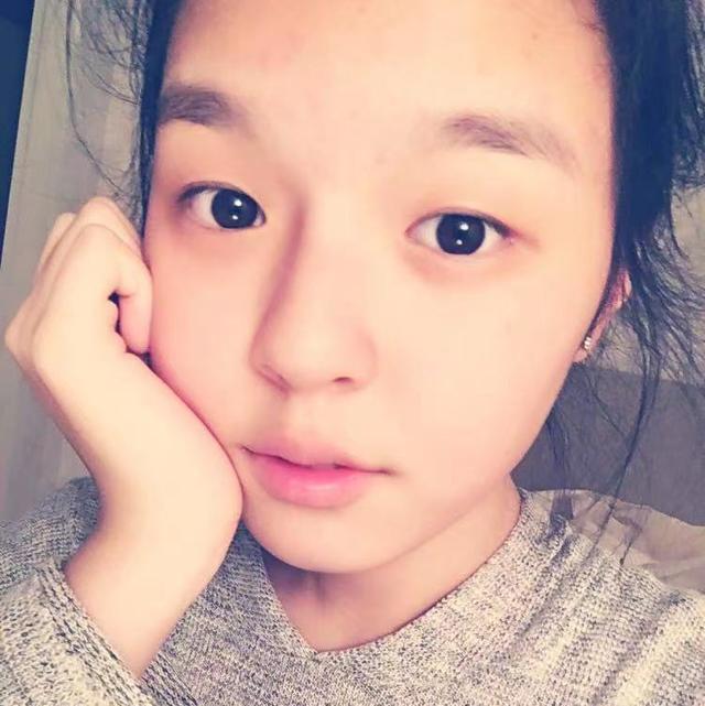 李咏女儿19岁生日晒性感照 对镜撩发身材婀娜