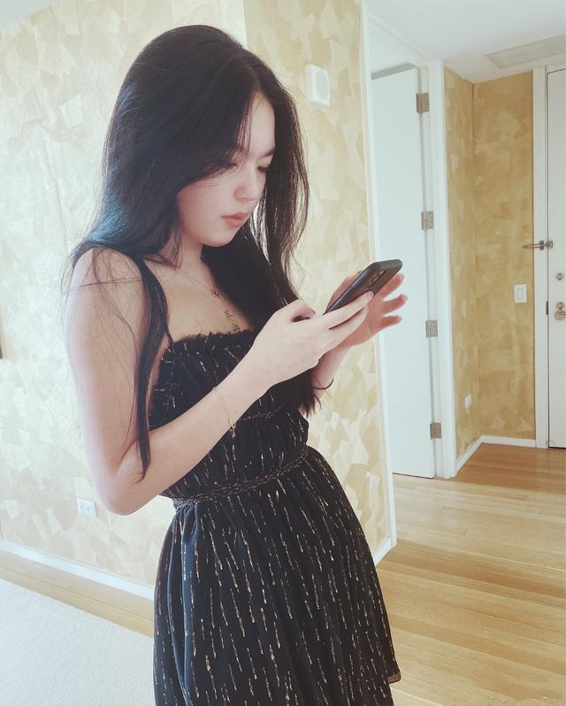 李咏女儿19岁生日晒性感照 对镜撩发身材婀娜