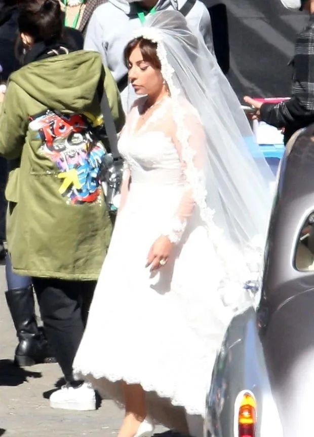Gaga穿着婚纱杀青了
