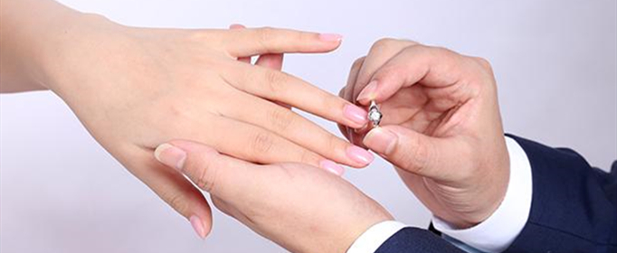 结婚戒指女生应该戴哪只手？