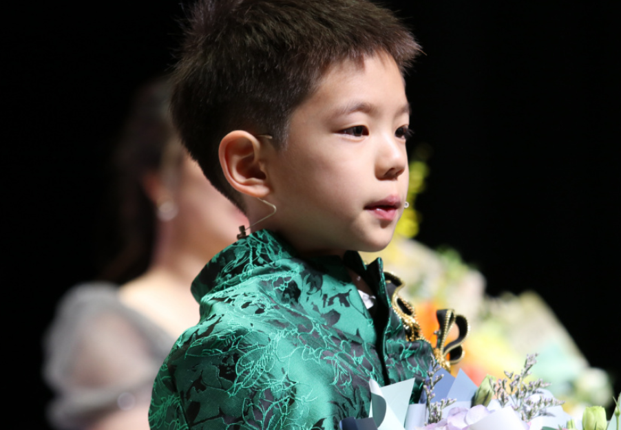 杜江霍思燕现身支持儿子演出 7岁嗯哼身高快到爸爸肩膀