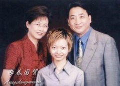 姜昆42岁女儿罕见曝光，父女俩长相如复制粘贴