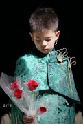 杜江霍思燕现身儿子演出，8岁嗯哼颜值优越，身高猛涨快到妈妈肩膀