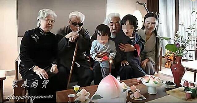 张纪中过70岁生日岳父母现身捧场，三位白发人同框画面有些尴尬