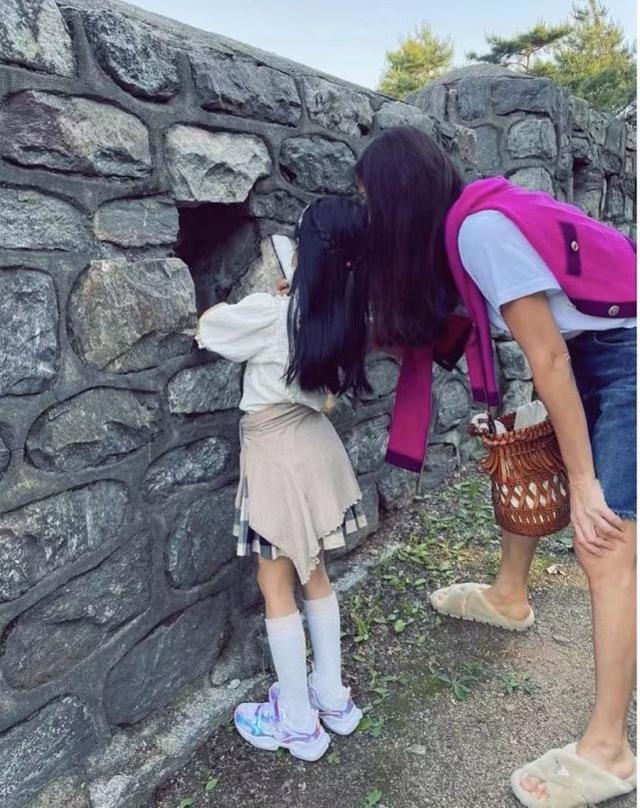 张东健变摄影师为太太与子女拍照 11岁长子身高接近一米七