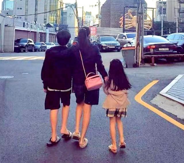 张东健变摄影师为太太与子女拍照 11岁长子身高接近一米七