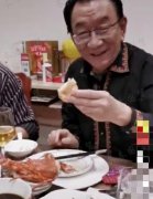 75岁侯耀华现身饭局，餐桌上他的一个动作让大家直呼“恶心”