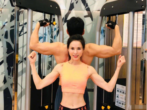 54岁李若彤挑战脏辫造型，秀肱二头肌手臂青筋明显