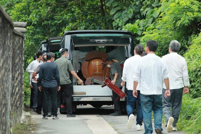 赌王寿棺由楠木所造价值800万港币，出动8名仵工抬灵柩