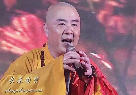 63岁“唐僧”徐少华披袈裟商演，身材发福变化大，现场亲和力十足