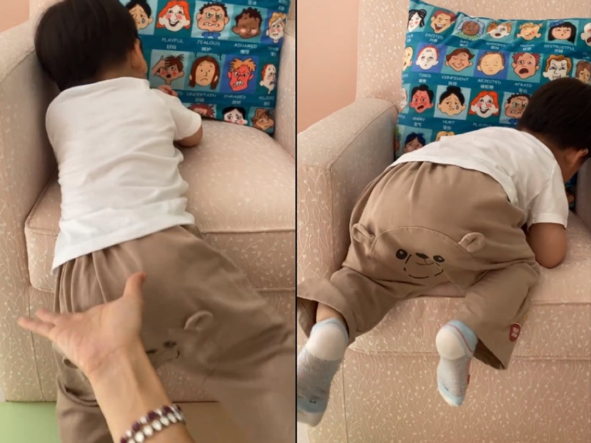 章子怡1岁儿子爬沙发 腾空蹬小短腿脚不着地
