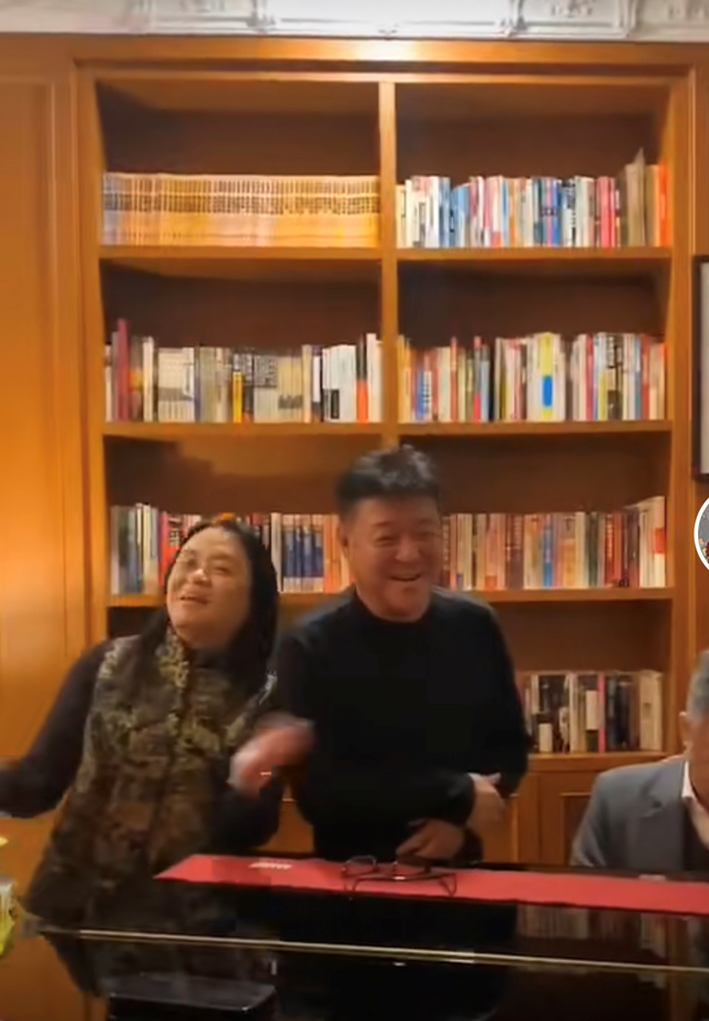 62岁姜育恒豪宅宴客与妻子合唱，曾背债12年终过上好生活