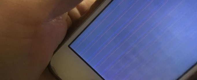 手机屏幕出现彩色条纹怎么修复？