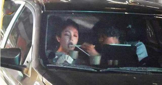 33岁台湾女星新恋情疑似曝光，和男方在车上深情亲吻