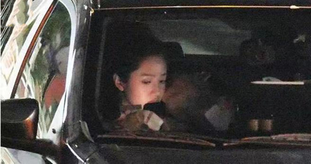 33岁台湾女星新恋情疑似曝光，和男方在车上深情亲吻