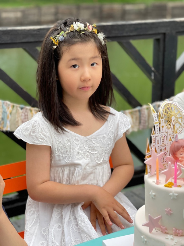 张亮为小女儿庆祝6岁生日，么么哒似长发版天天