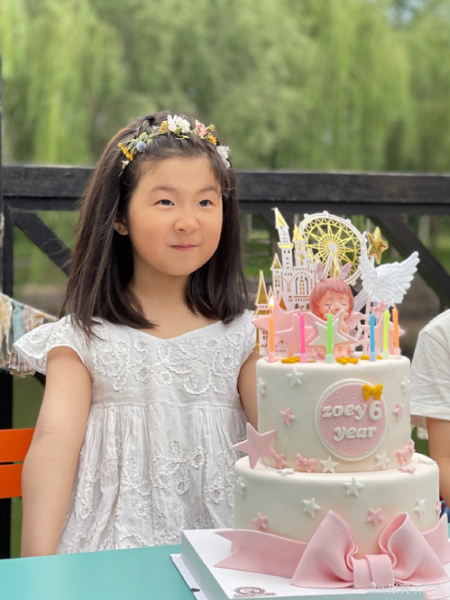 张亮为小女儿庆祝6岁生日，么么哒似长发版天天