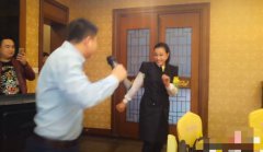 65岁刘晓庆聚会嗨玩 与友人劲歌热舞气氛火热