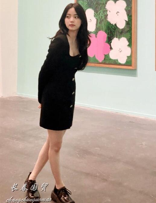 欧阳娜娜低胸黑裙观看艺术展，零修图真实身材惊艳众网友