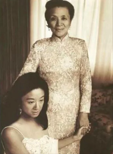 “婚纱女王”72岁风韵犹存，曾为两任总统的千金做嫁衣
