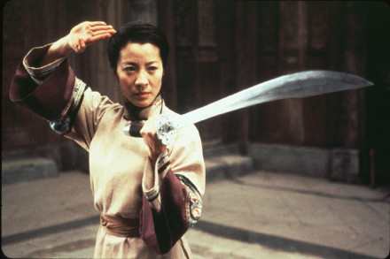 杨紫琼加盟热门英剧《猎魔人》，年近花甲演战斗力高强的剑精灵