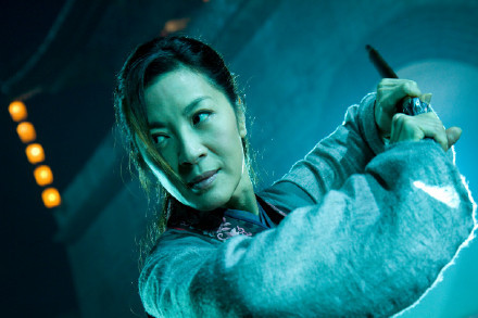 杨紫琼加盟热门英剧《猎魔人》，年近花甲演战斗力高强的剑精灵