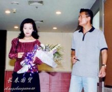 54岁江珊的现任老公首曝光，二人亲密合影幸福甜蜜