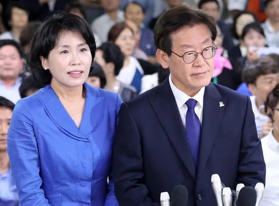 名流||比女明星还漂亮的韩国新任总统夫人，她的故事到底有多复杂……