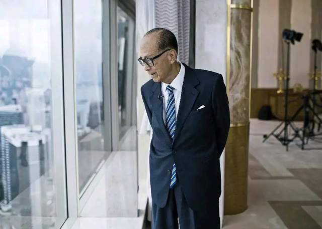 李嘉诚抛售英国千亿资产，香港人骂他“李不仁”，他究竟做了什么？