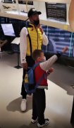 林丹带儿子参观科技馆 6岁儿子个高腿长很像爸爸