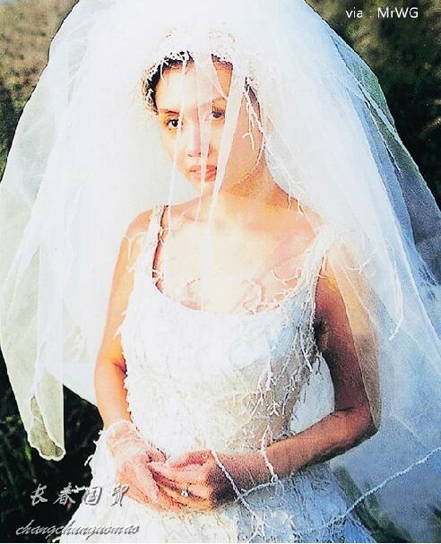 邱淑贞23年前婚纱照曝光，五官精致宛若少女，夫妇合影有点辣眼睛