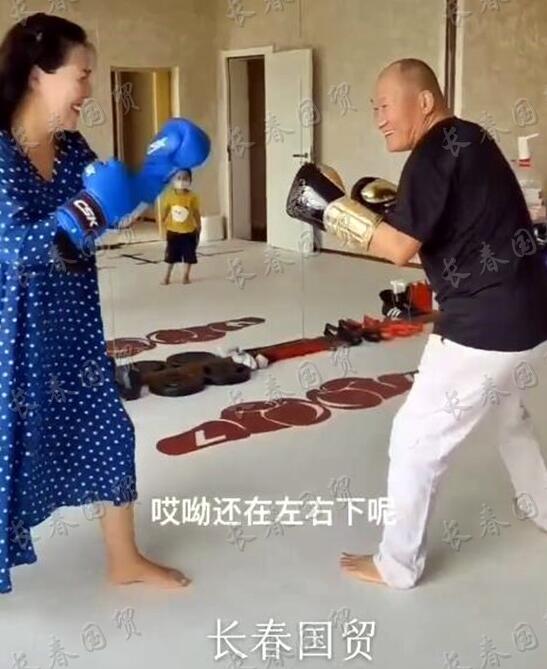 59岁歌手谢东近照曝光，光头出镜与妻子练拳击，与年轻时判若两人