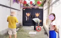 网爆：大衣哥朱之文家门前，被游客扔砖头敲门