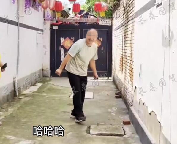网爆：大衣哥朱之文家门前，被游客扔砖头敲门