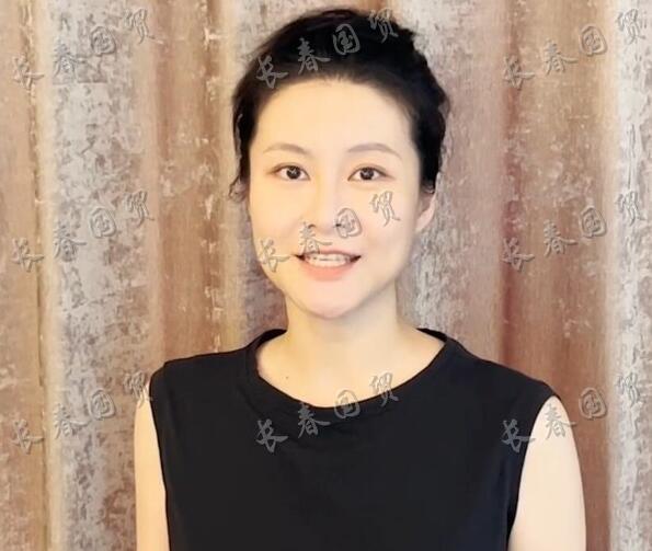 黄宏29岁女儿素颜照曝光，皮肤白皙五官精致，现为国家话剧院演员