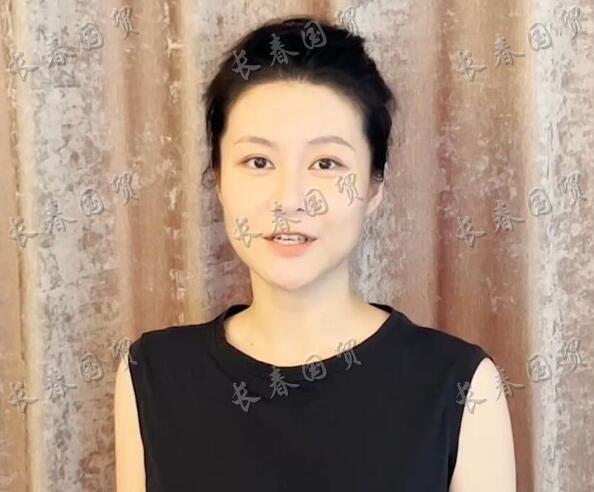黄宏29岁女儿素颜照曝光，皮肤白皙五官精致，现为国家话剧院演员